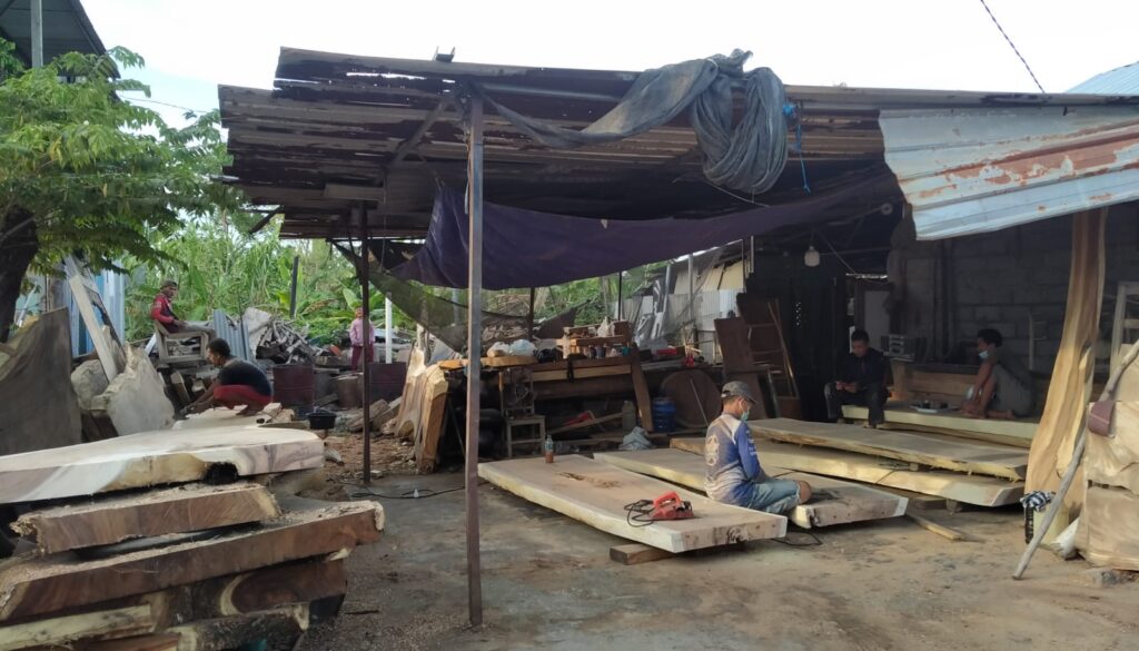 Rabotage de nos plateaux en bois de Suar