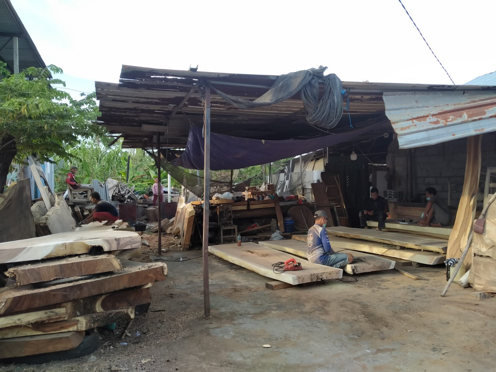 Rabotage de nos plateaux en bois de Suar